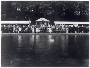 Roundhay Park Open Air Swimming Pool、リーズ、1907年7月29日正式オープン